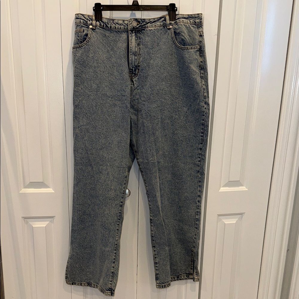 Boohoo Women's Straight Leg Jeans in Light Blue‎ Wash